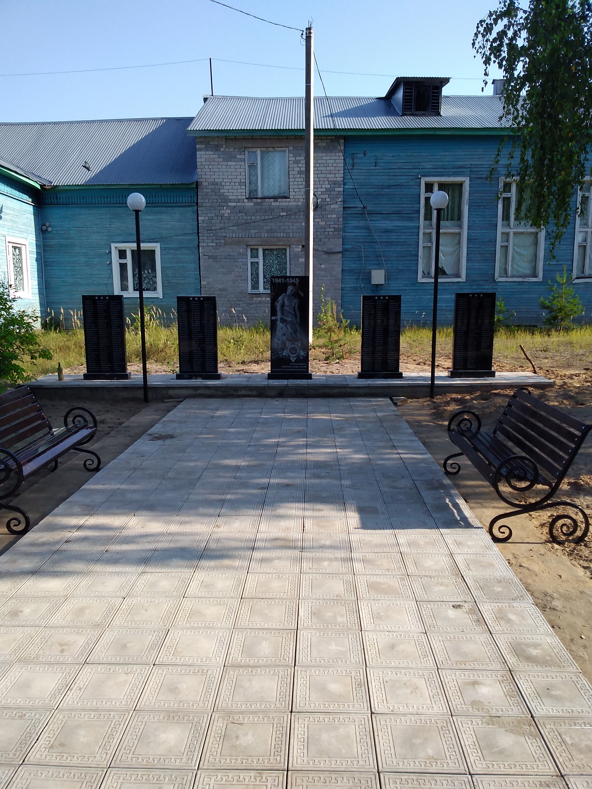 Обелиск павшим воинам в годы ВОВ с обустроенной прилегающей территорией в п.Яснэг Сыктывдинского района..